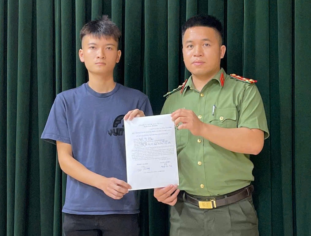Công an phường Nguyễn Đại Năng tiếp nhận đơn tình nguyện của thanh niên tham gia nghĩa vụ Công an nhân dân 